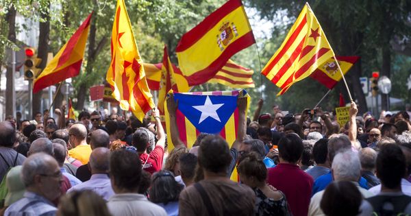 Foto: Banderas españolas, catalanas e independentistas (EFE)