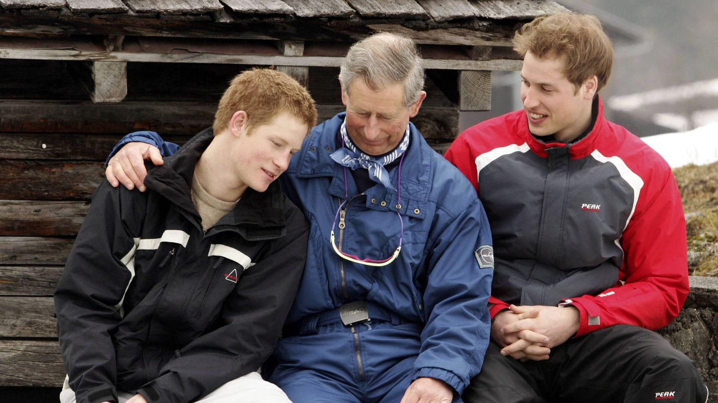 El príncipe Carlos, junto a sus hijos Guillermo y Harry. (Getty)