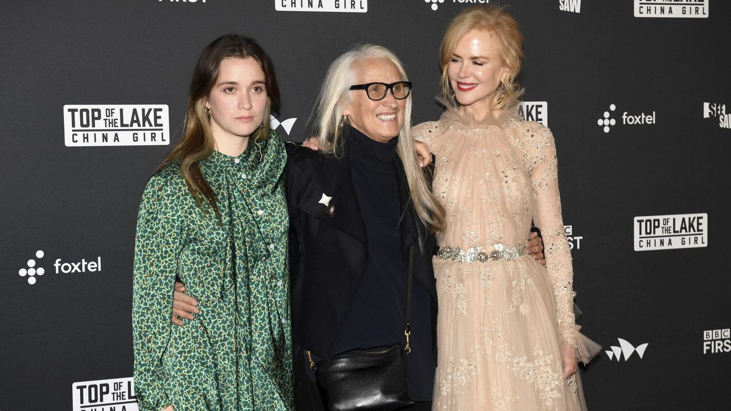 La directora Jane Campion junto a Nicole Kidman y su hija Alice, con las que trabajó en la serie de televisión 'Top of the Lake: China Girl'. (EFE/Paul Miller)