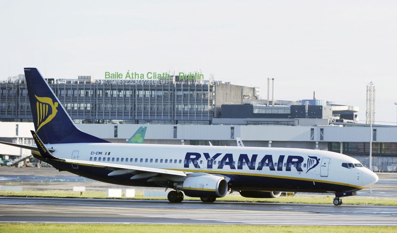 Ryanair ha sido la primera empresa en ser sancionada por utilizar un 902 (EFE)