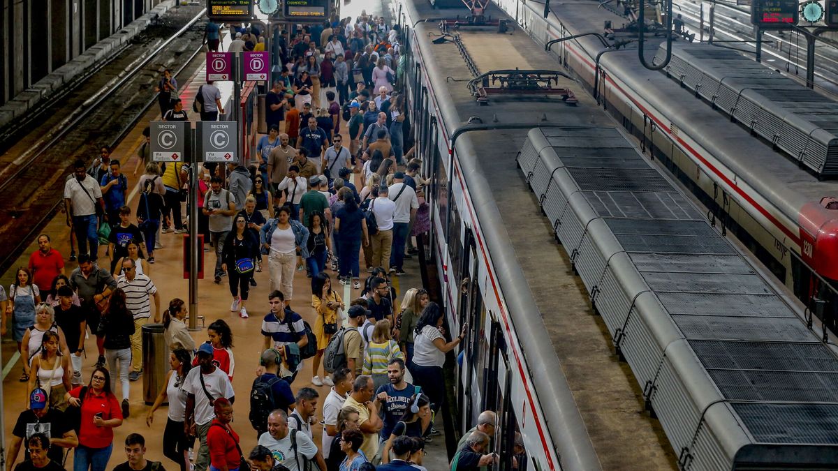 Cuando coger un tren en Atocha o Chamartín se convierte en una ruleta rusa: "No podemos vivir esto cada día"
