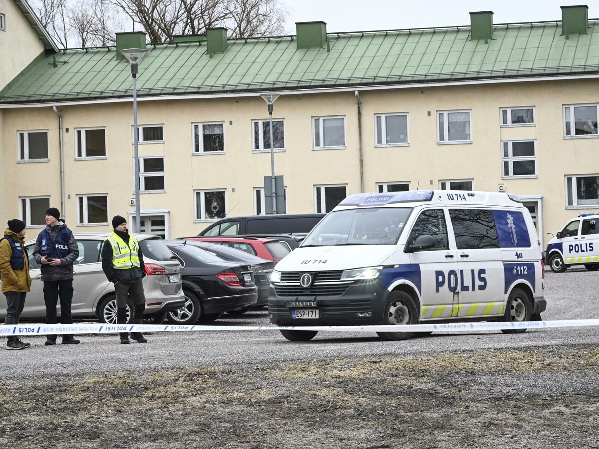 Foto: La policía frente al colegio del tiroteo. (EFE/Kimmo Brandt)