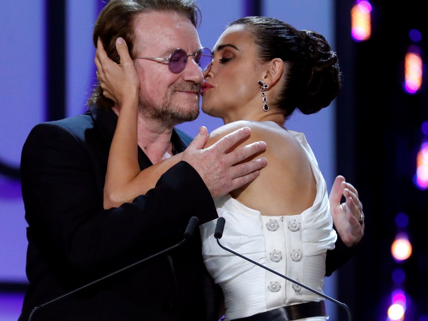 La actriz Penélope Cruz recibe el Premio Donostia de manos del cantante Bono. (EFE)