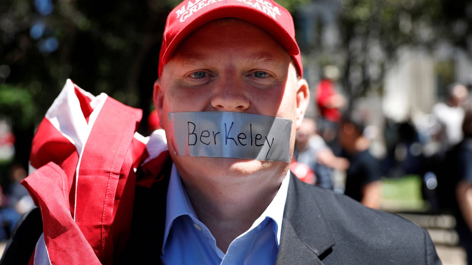 Foto: Un hombre protesta por la cancelación de un discurso de la columnista Ann Coulter en la Universidad de Berkeley, California. (Reuters)