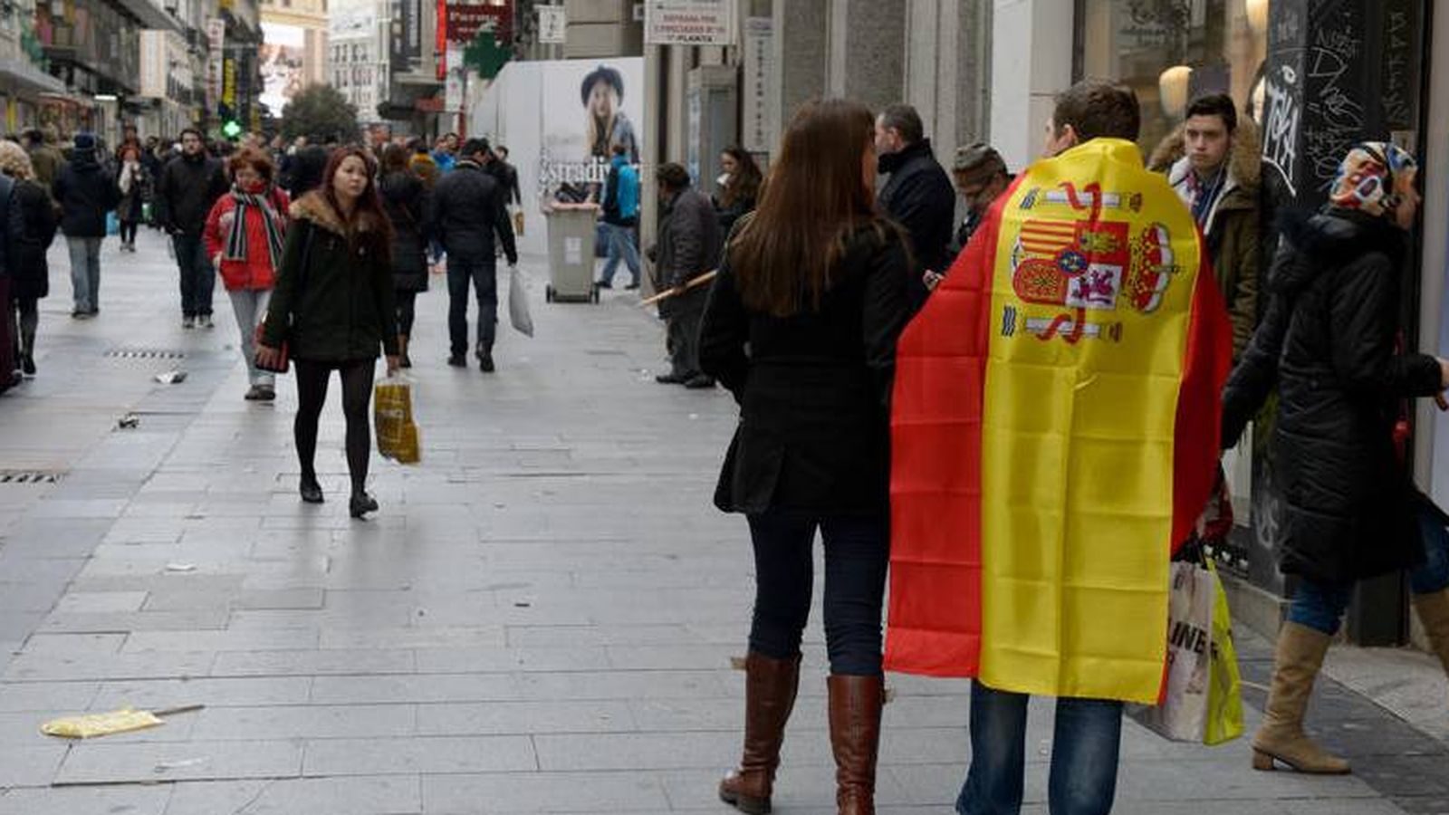 Foto: Una pareja con una bandera de España tras la marcha del cambio celebrada en 2015. (Daniel Muñoz)