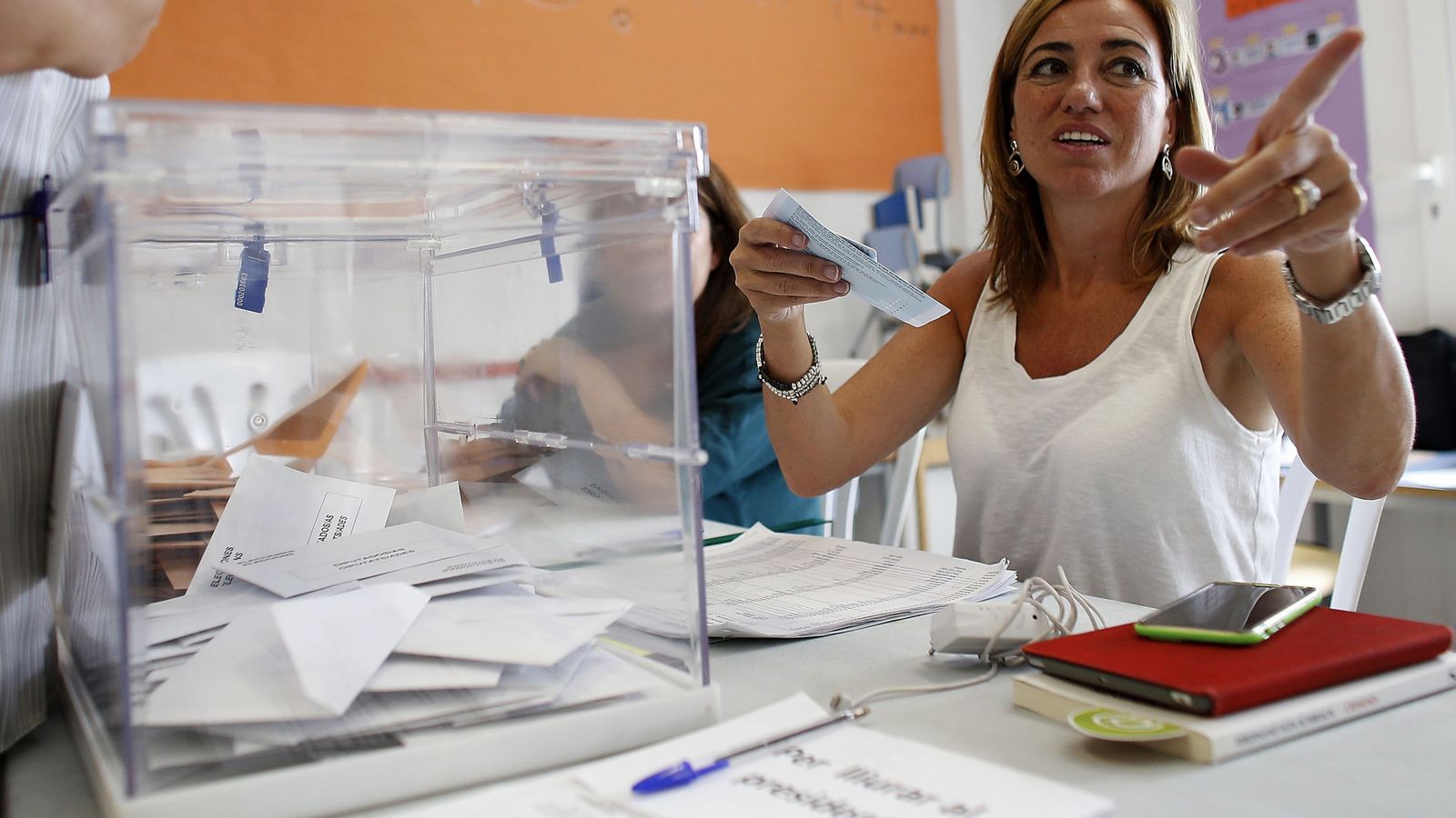 Foto: Carme Chacón, vocal en una mesa electoral en las elecciones de junio de 2016. (EFE)