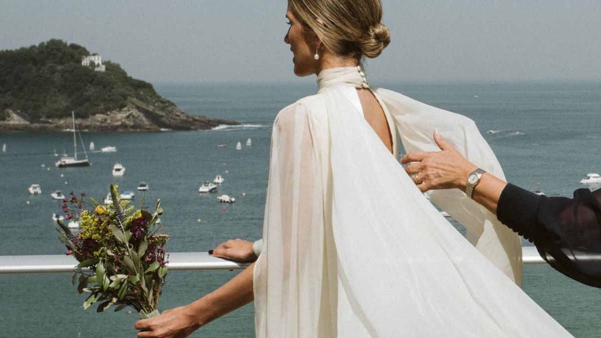 Frente al mar y rodeada de naturaleza: la boda en el norte de Sara, la novia del vestido vaporoso