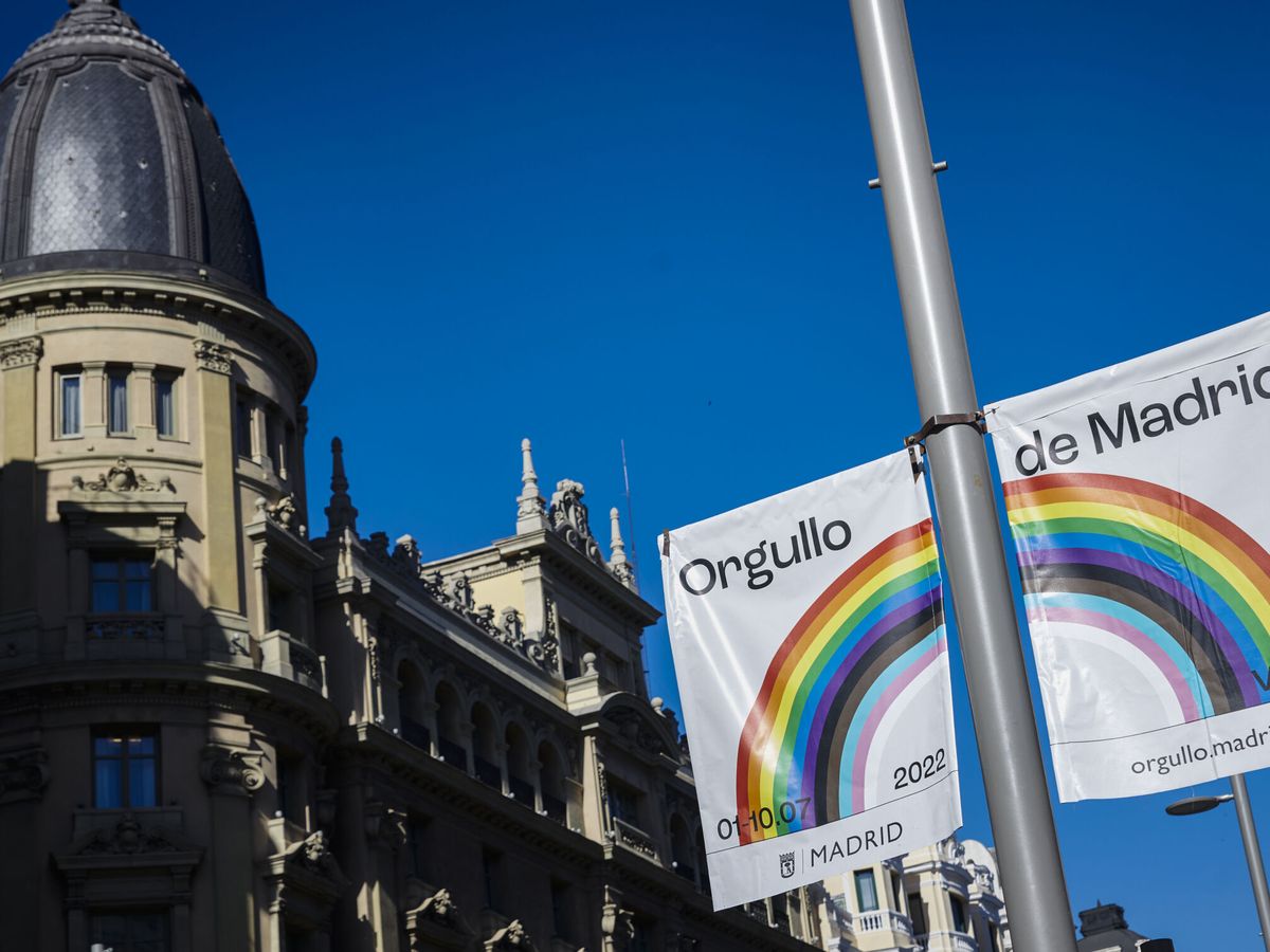 Foto: Carteles anunciando el Orgullo de Madrid. (EFE/Luca Piergiovanni)