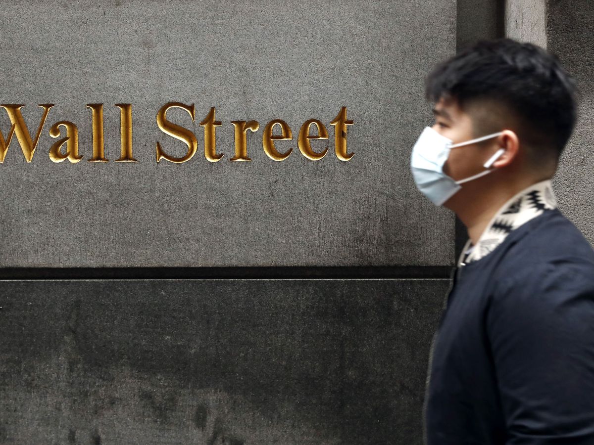 Foto: Un hombre pasea por Wall Street. (Reuters)