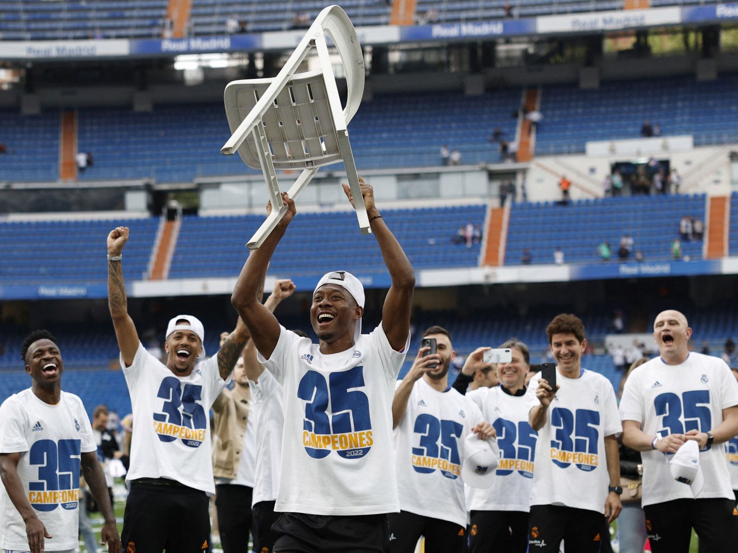 David Alaba levanta una silla en la celebración del título de Liga. (Reuters/ Susana Vera)