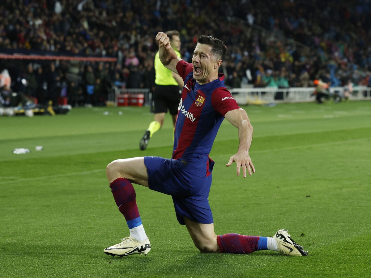 Foto: Lewandowski marcó dos de los tres goles. (Reuters/Albert Gea)