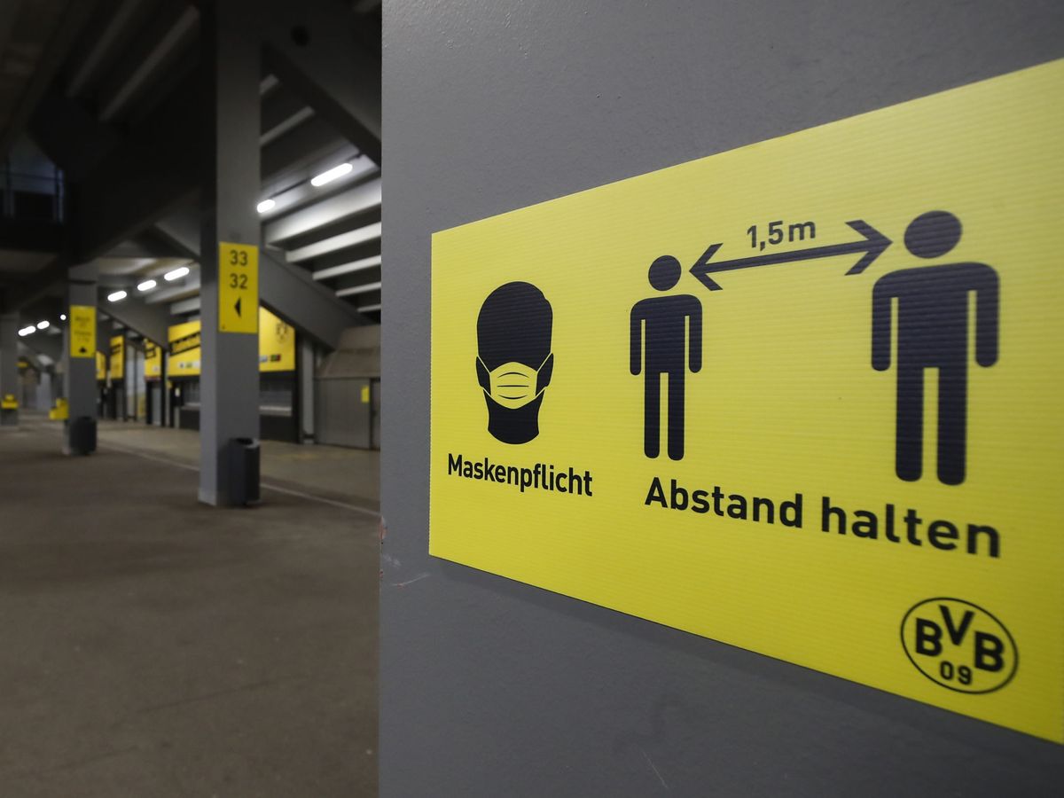 Foto: Cartel de coronavirus en el estadio del Dortmund. (Reuters/Wolfgang Rattay)