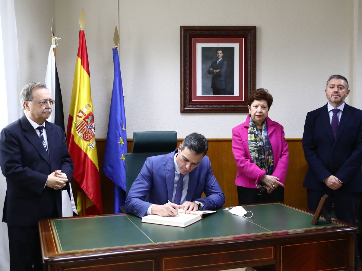 Foto: El presidente del Gobierno, Pedro Sánchez, firma en el Libro de Honor del Palacio de la Asamblea de Ceuta. (EFE/La Moncloa/Fernando Calvo)