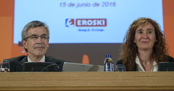 Foto: El presidente de Eroski, Agustín Markaide (i), y la presidenta del consejo rector, Leire Muguerza.
