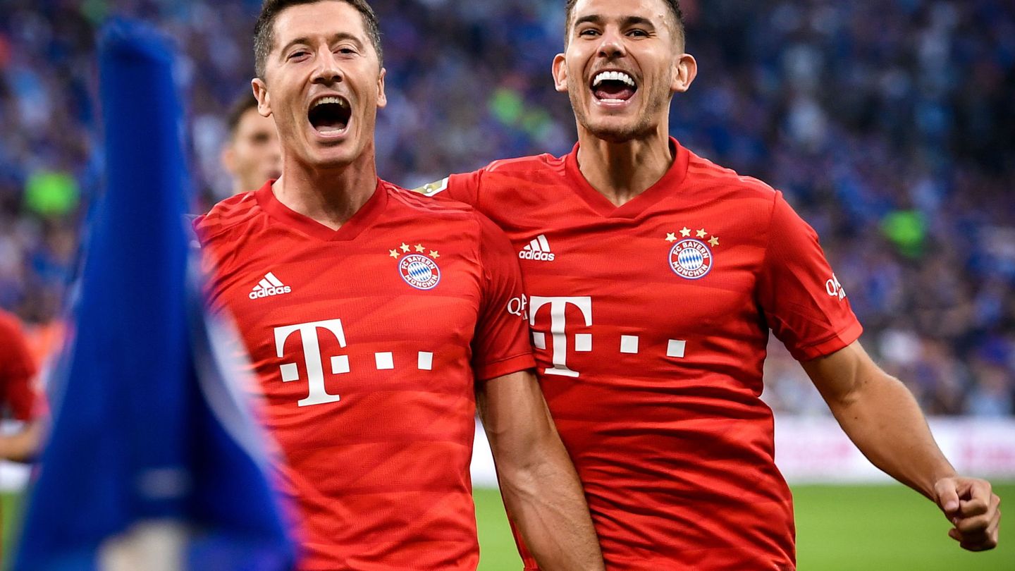 Lucas Hernández celebra un gol del Bayern con Lewandowski. (EFE)