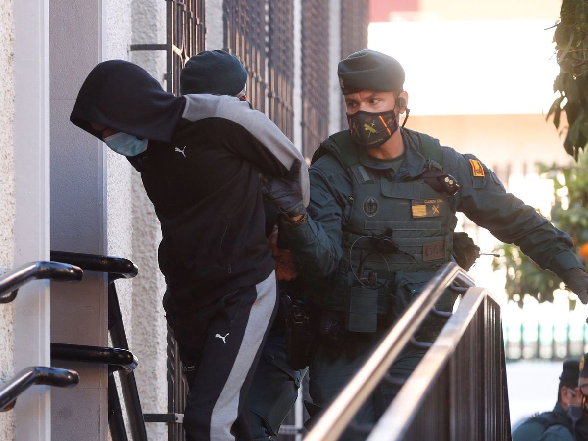 Foto: LLegada del joven que, supuestamente, lanzó el ácido a la expareja de El Meillero a los juzgados de Fuengirola, Málaga. (EFE)