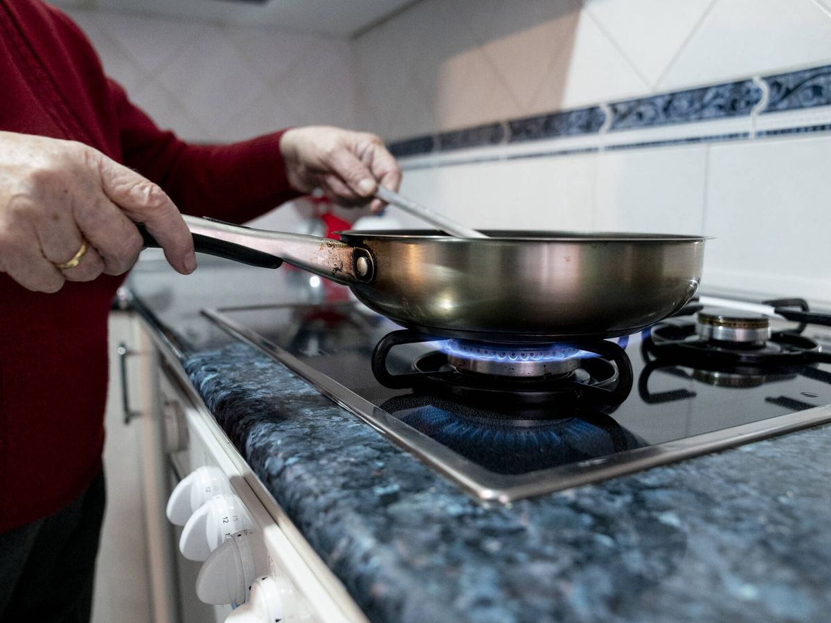 Foto: Una persona cocina sobre un fuego de cocina de gas butano. (Europa Press/A. Pérez Meca)