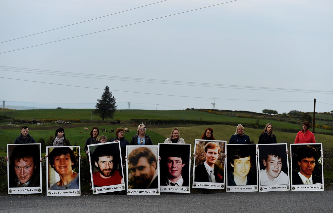 Miembros del Sinn Fein sostienen fotos en homenaje a la muerte de ocho activistas del IRA en Loughgall, 1987. (Reuters/Clodagh Kilcoyne)