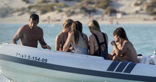 Foto: Luis Osorio con la familia Figo en Ibiza. (Lagencia Grosby)