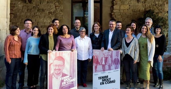 Foto: El cabeza de lista de "Catalunya en Comu-Podem", Xavier Domenech (4d), y la numero 2 de la lista, Elisenda Alamany (3i), junto a varios miembros de su lista electoral. (EFE)