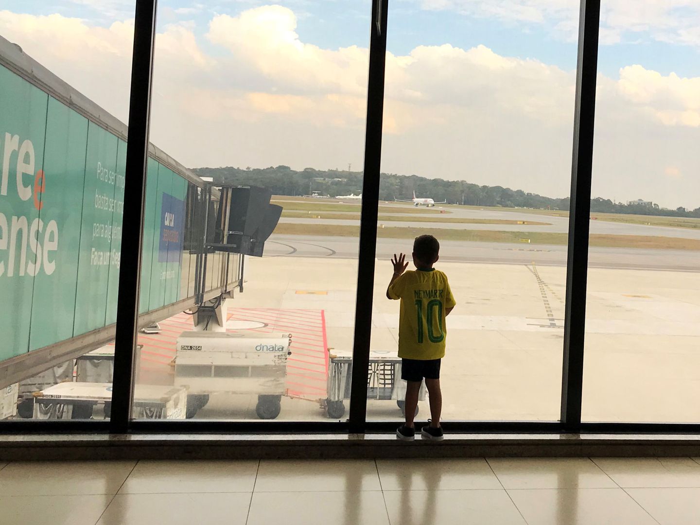 Un niño con la camiseta de Neymar en el aeropuerto internacional de Guarulhos en Sao Paulo, en junio de 2018. (Reuters)
