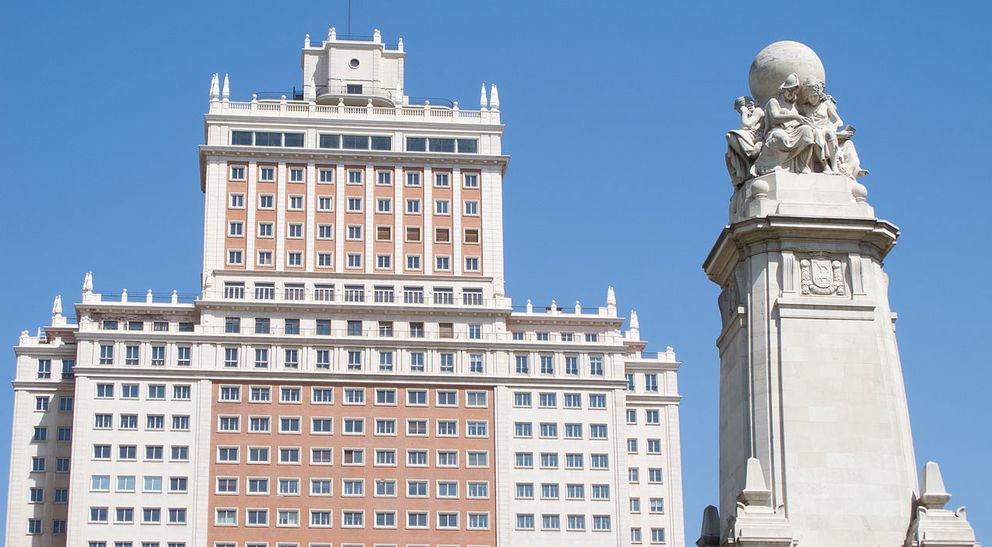 Vista del Edificio España desde la plaza de España. [Luis García (Zaqarbal), Wikimedia]