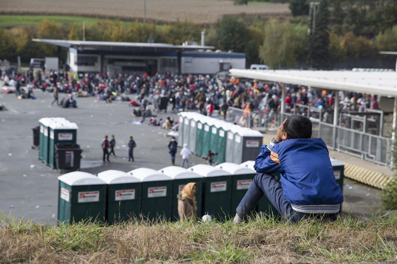 Refugiados en la frontera de Eslovenia y Austria. (EFE)