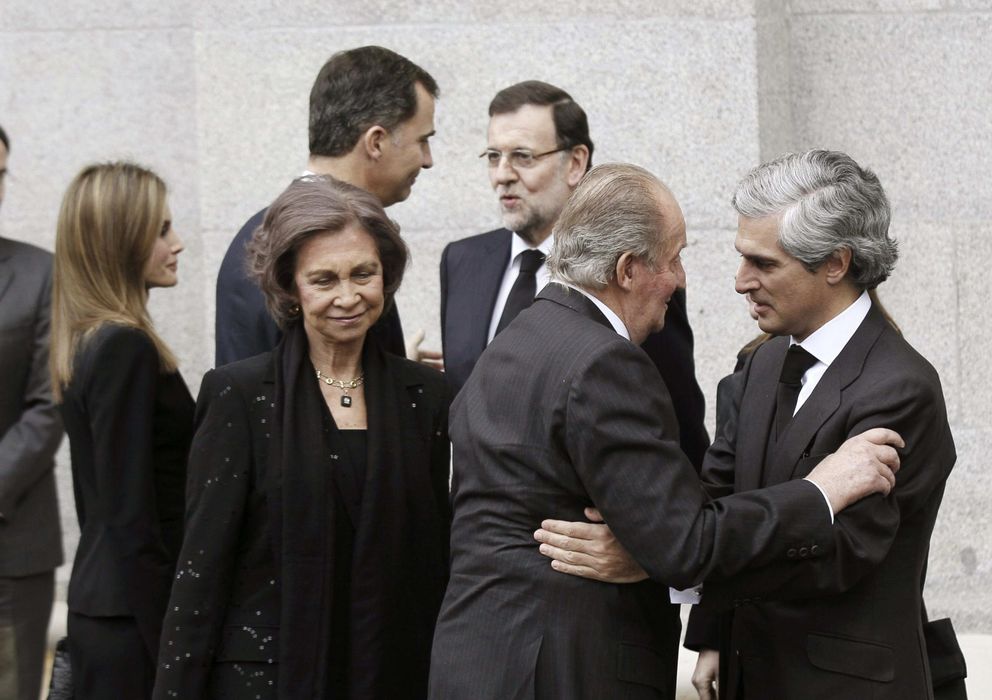 Foto: El rey Juan Carlos saluda a Adolfo Suárez Illana a su llegada a la Almudena. (EFE)