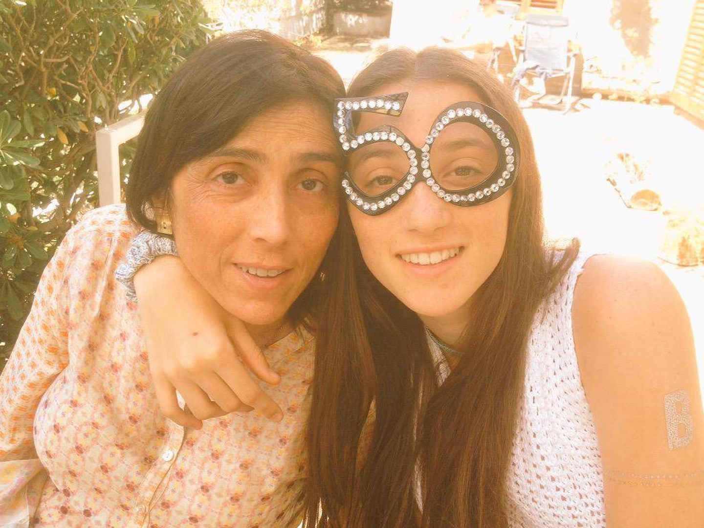 Carola Miró con su hija el día de su 50 cumpleaños. (Twitter)