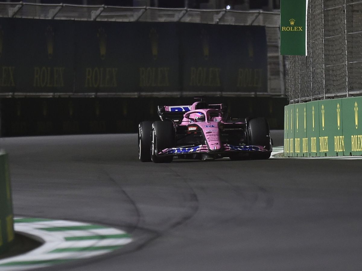 Foto: Fernando Alonso entre los muros del circuito de Yeda