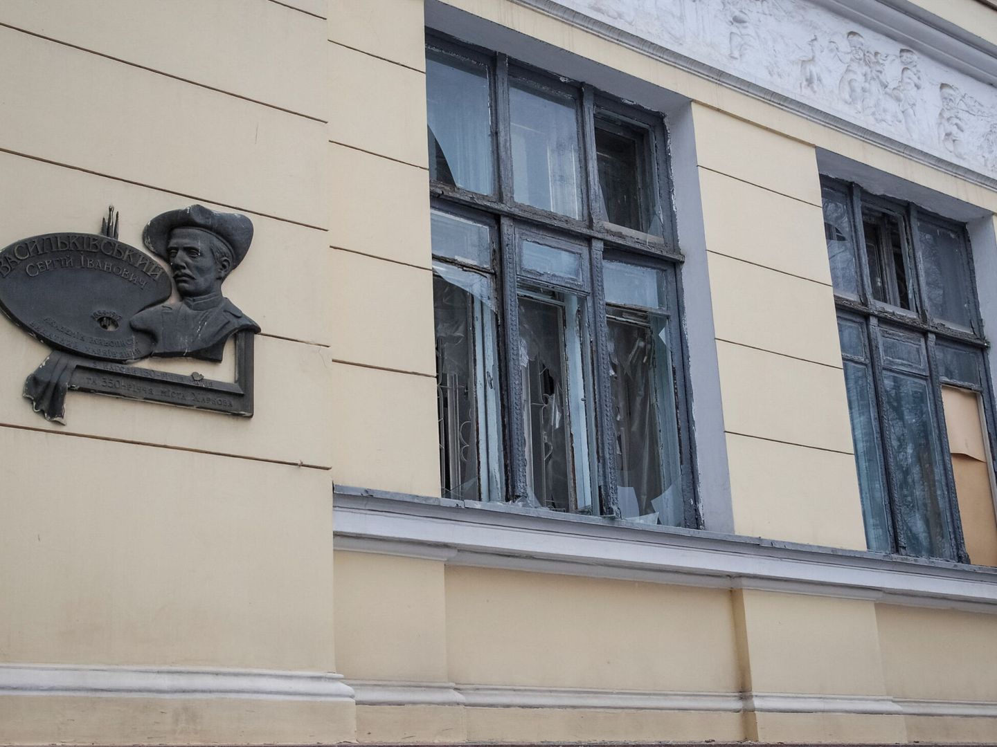 Fachada del museo de arte de Járkov, dañada por los bombardeos rusos. (EFE)