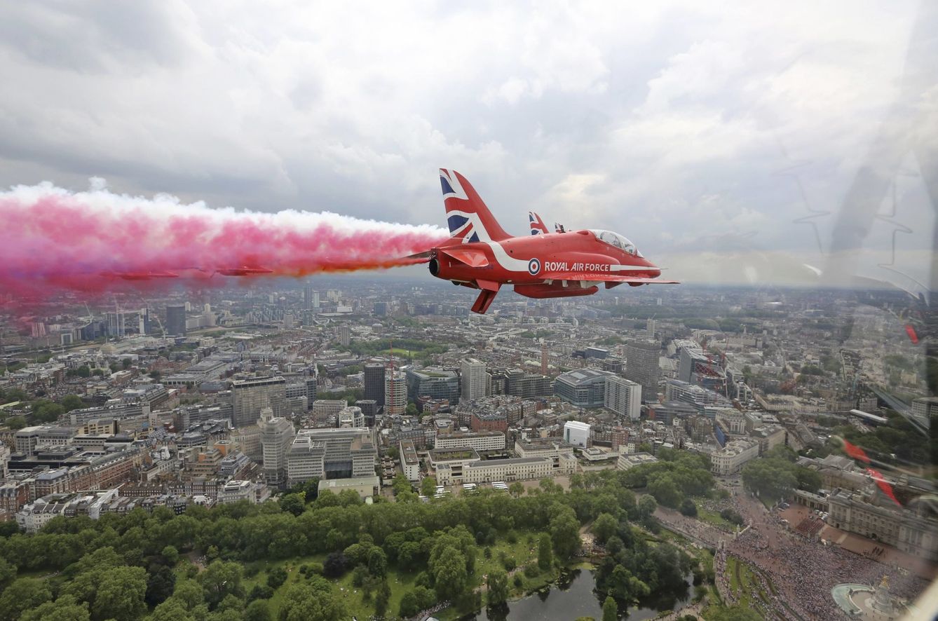 El equipo acrobático de la RAF realiza una demostración durante la celebración del cumpleaños de la reina, el 11 de junio de 2016. (Reuters)