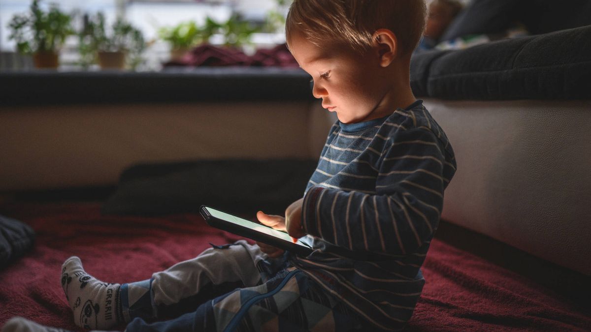 No a los 'chupetes digitales': el peligro de dar a tu hijo el móvil para calmar una rabieta