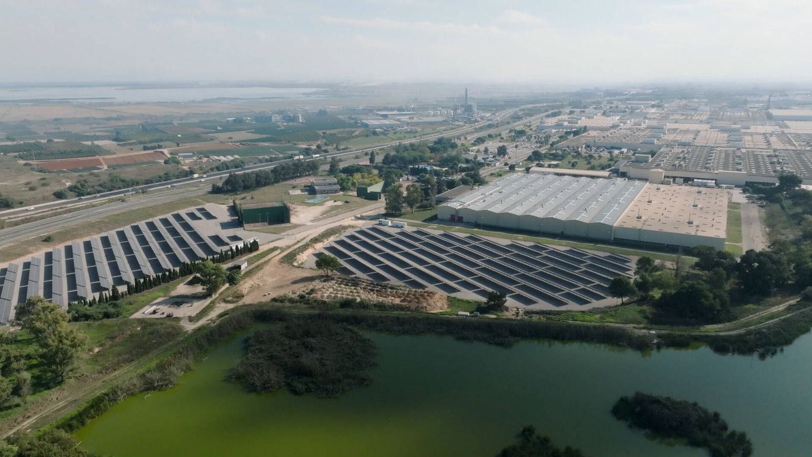 Las placas solares nuevas abarcan dos áreas no funcionales de la fábrica.