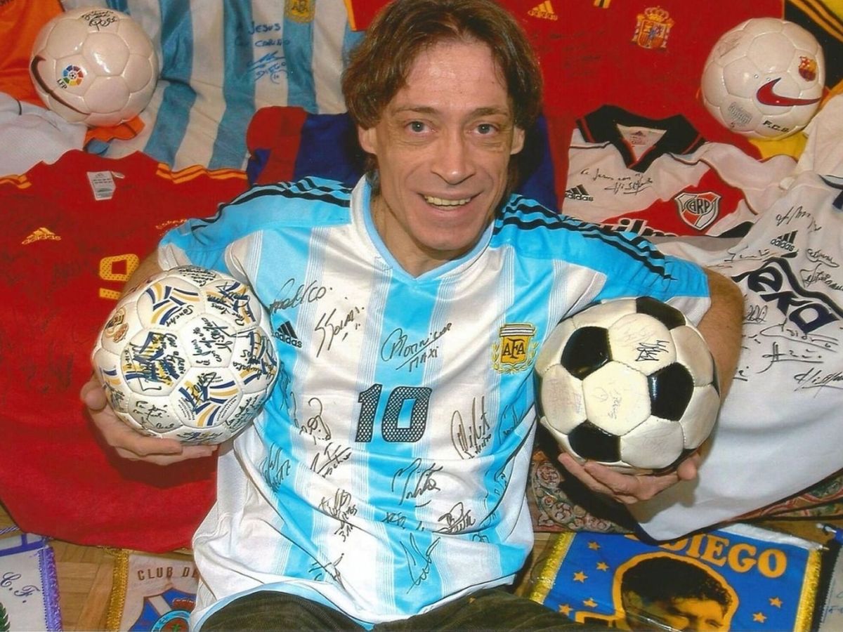 Foto: Jesús Ferro sujeta en su brazo izquierdo la mítica pelota. (EFE/Sergio Levinski)