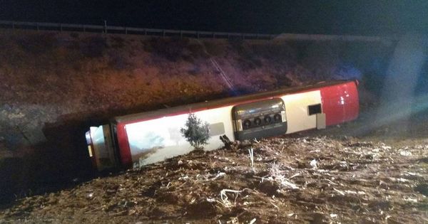 Foto: El autobús que ha sufrido el accidente a la salida de la autovía A-1 de Lerma. (Twitter 112 Castilla y León)
