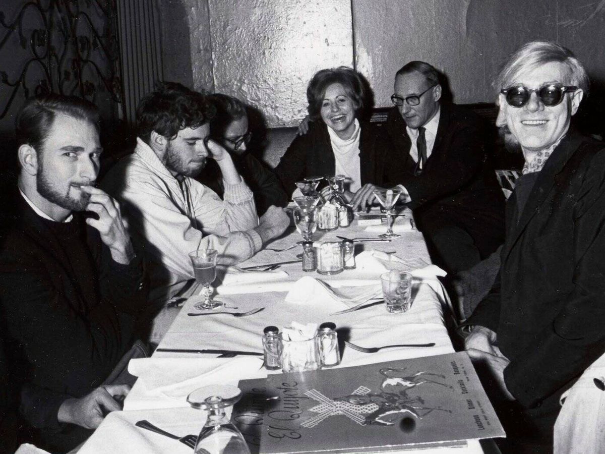 Foto: Andy Warhol, acompañado de varios amigos, en El Quijote, el restaurante español junto al Chelsea Hotel. (David McCabe/Hotel Chelsea)