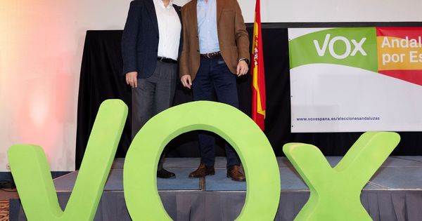 Foto: El presidente de Vox, Santiago Abascal (d), y el candidato a la Junta, Francisco Serrano. (EFE)