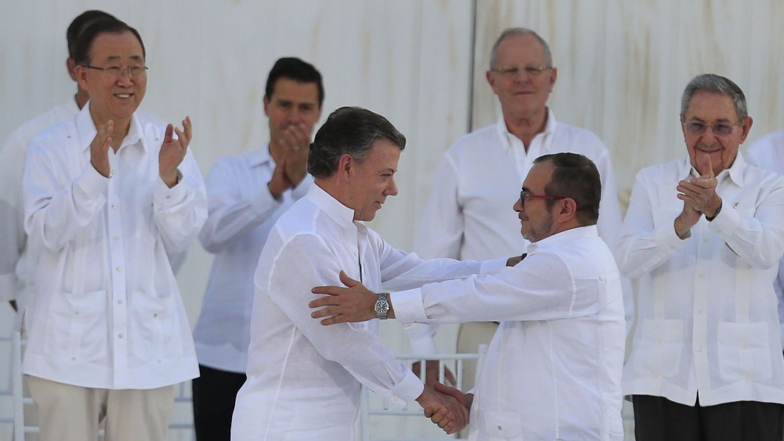 Foto: El presidente de Colombia, Juan Manuel Santos  y el líder de las FARC, Rodrigo Londoño Echeverri 'Timochenko', tras firmar el acuerdo de paz en Cartagena, Colombia. (EFE)