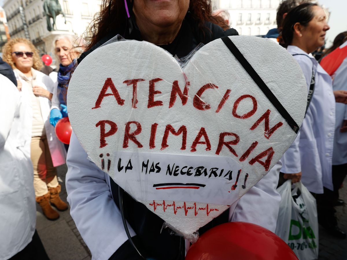 Foto: Vista de la manifestación de médicos y pediatras de la Atención Primaria de la Comunidad de Madrid en febrero de 2023. (EFE/Javier Lizón)