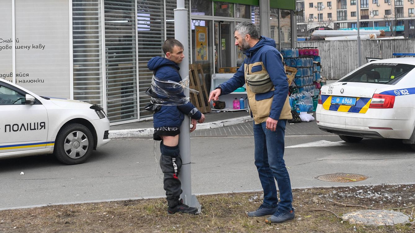 Foto: Un 'saqueador' atado a un poste en Kiev, el 7 de marzo. (Getty/dia images/Murat Saka)