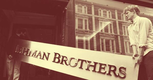 Foto: Un letrero de Lehman Brothers es llevado a una casa de subastas tras la quiebra del banco en 2008. (Reuters)