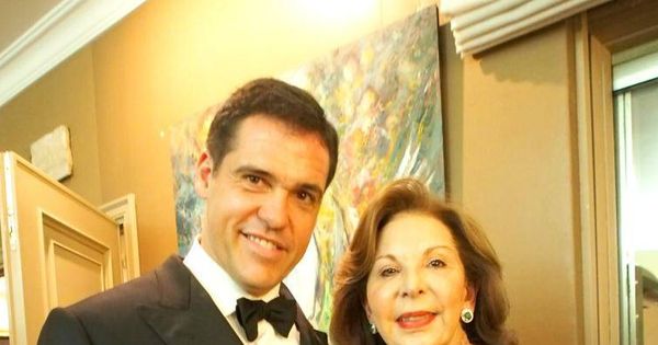 Foto:  Luis Alfonso, junto a su suegra, asistentes a la velada de Mayte Spínola. (Paula Fuster y Rosa Gallego)