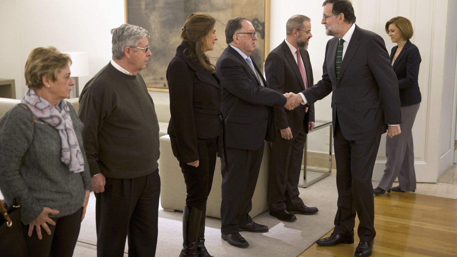 Foto: Mariano Rajoy acompañado por la ministra de Defensa, Maria Dolores de Cospedal (detrás), saludando a los representantes de la Asociación de Víctimas del Yak-42. (Efe) 