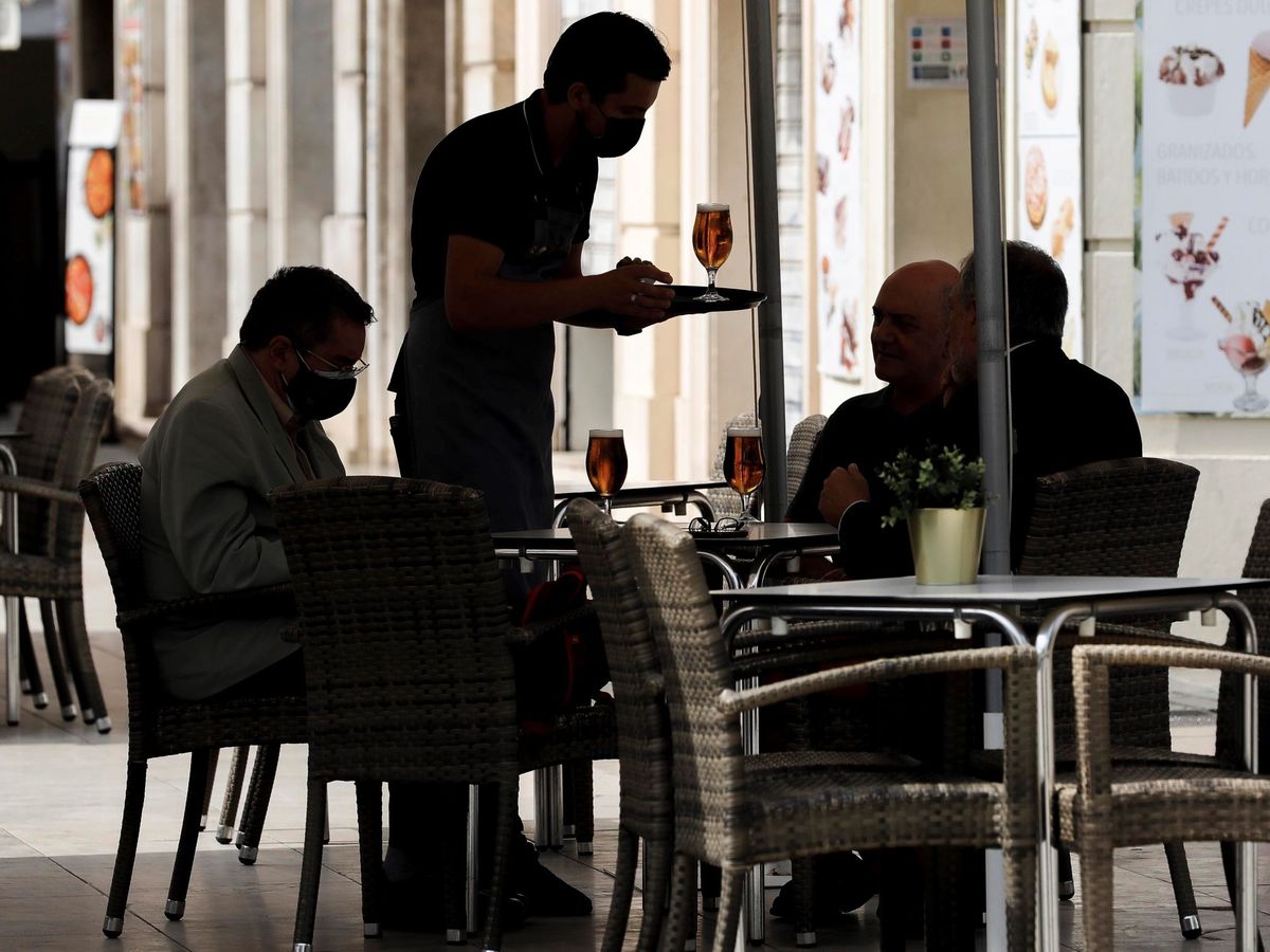 Foto: Imagen de un camarero que atiende una mesa en Valencia. (EFE)