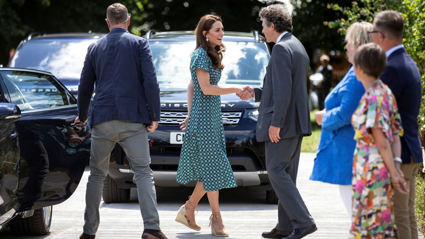 Kate Middleton, con vestido boho y alpargatas de Castañer. (Reuters)