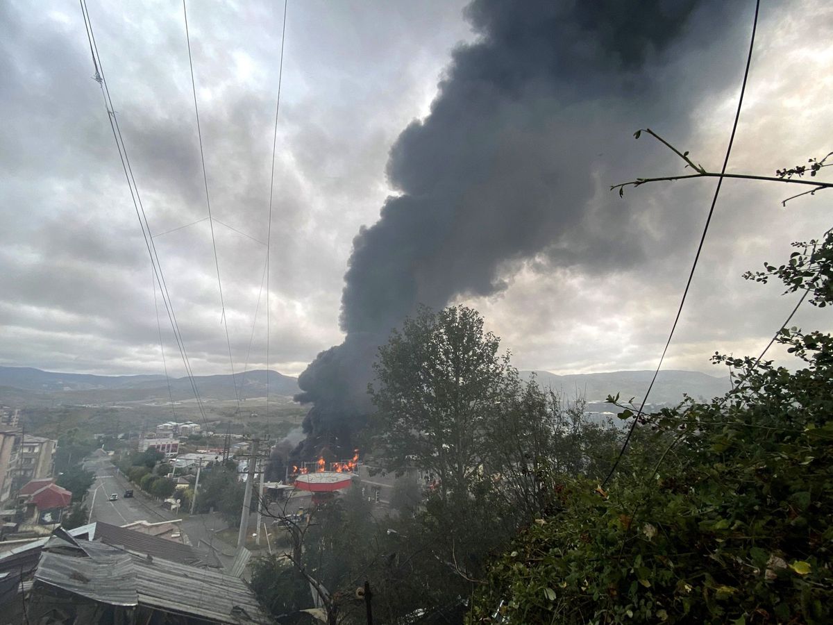 Foto: Un bombardeo sobre Stepanakert, capital de Nagorno Karabaj. (EFE)