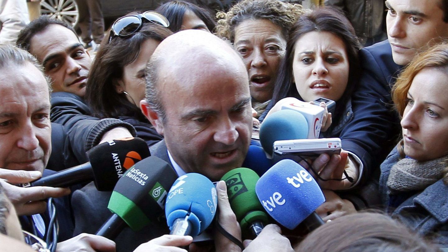 Periodistas rodean a Luis de Guindos antes de participar en el foro ABC (Efe).