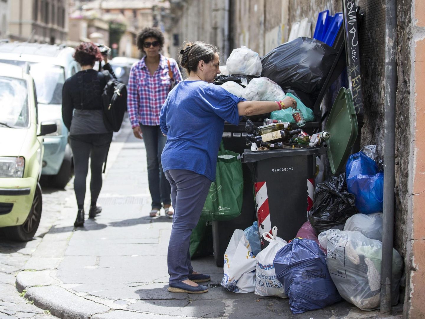 Una pila de basura acumulada en el distrito de Trastevere. (EFE)