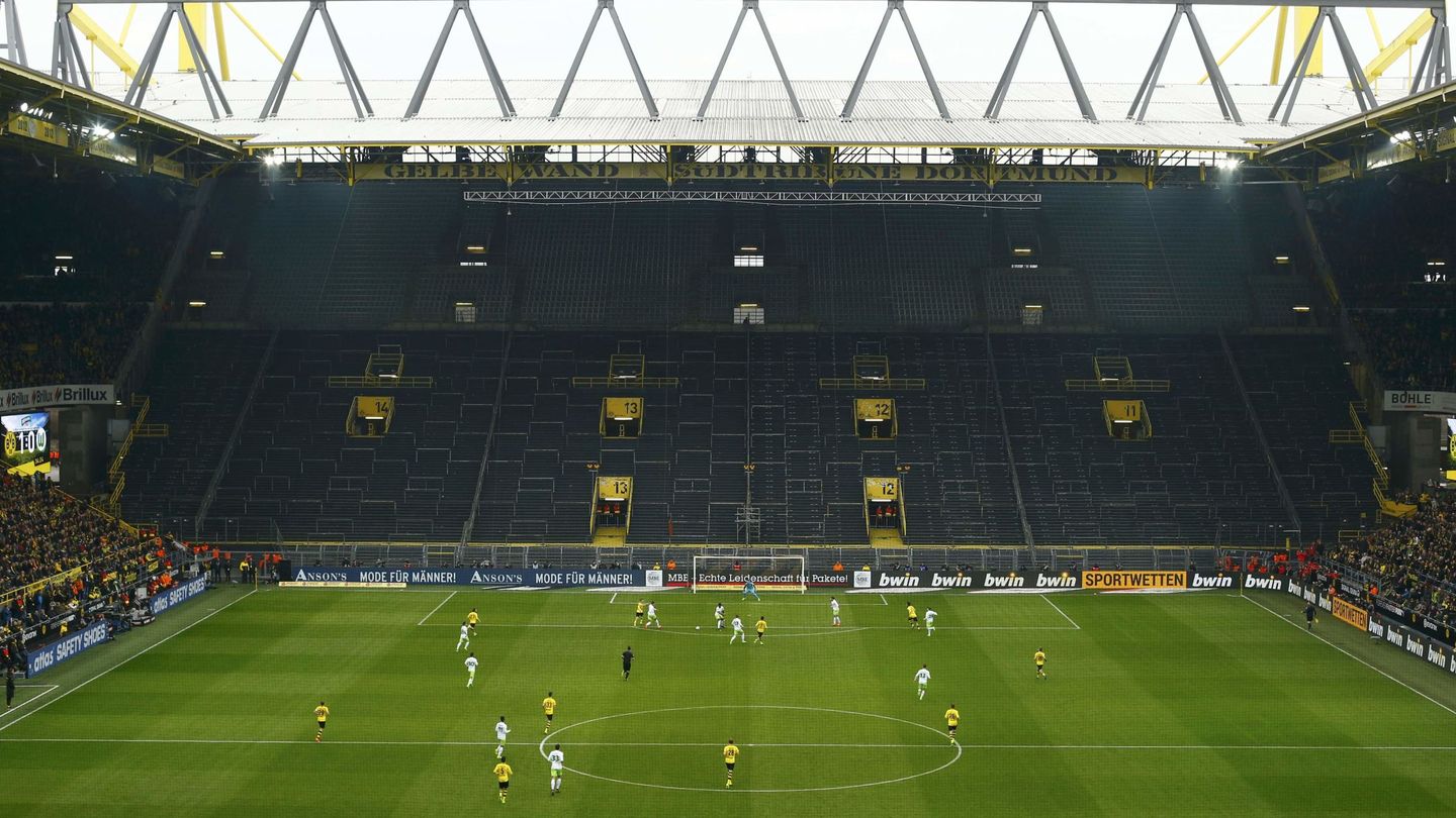 Imagen de la Südtribüne del Westfalenstadion de Dortmund vacía por sanción durante un partido. (Thilo Schmuelgen/Reuters)